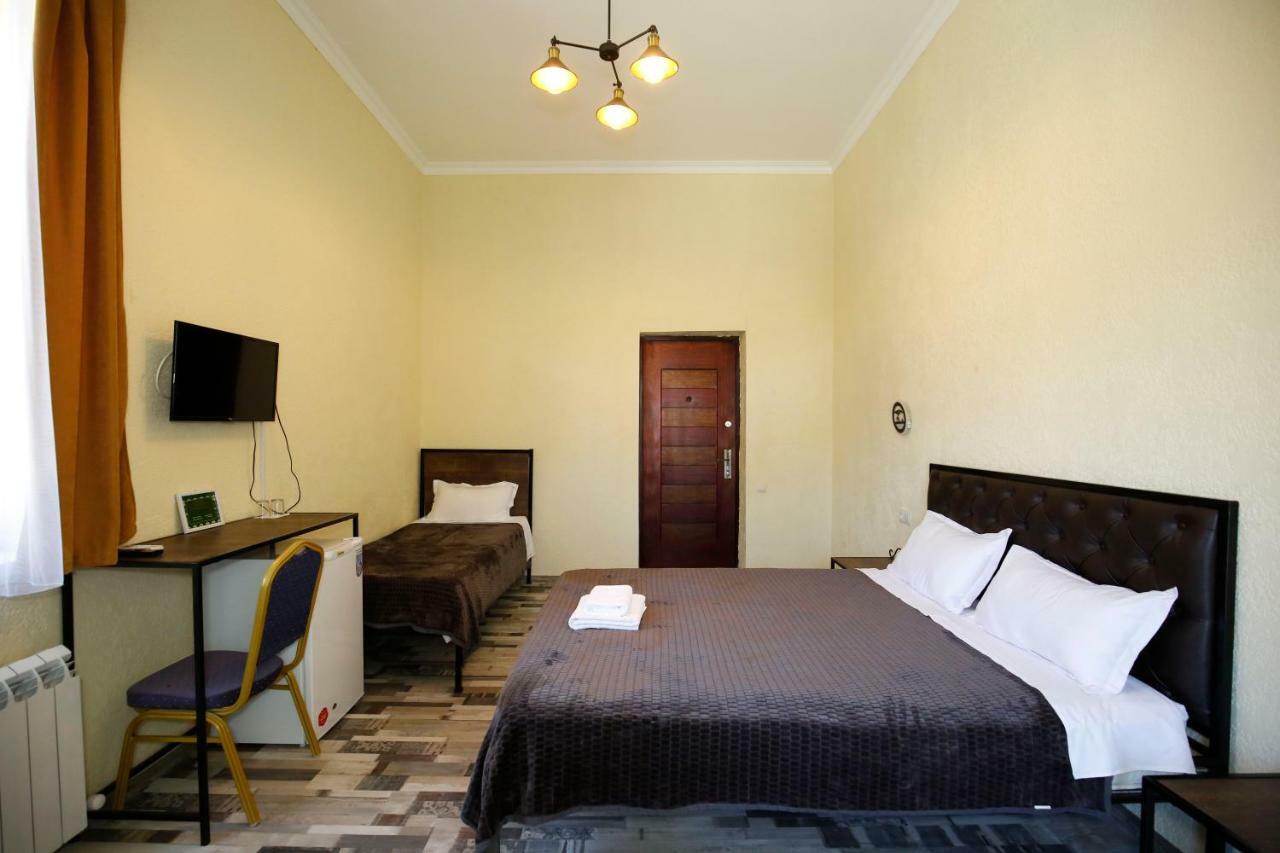 Green Flower Hotel Kutaisi Bagian luar foto