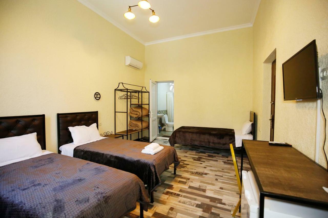 Green Flower Hotel Kutaisi Bagian luar foto
