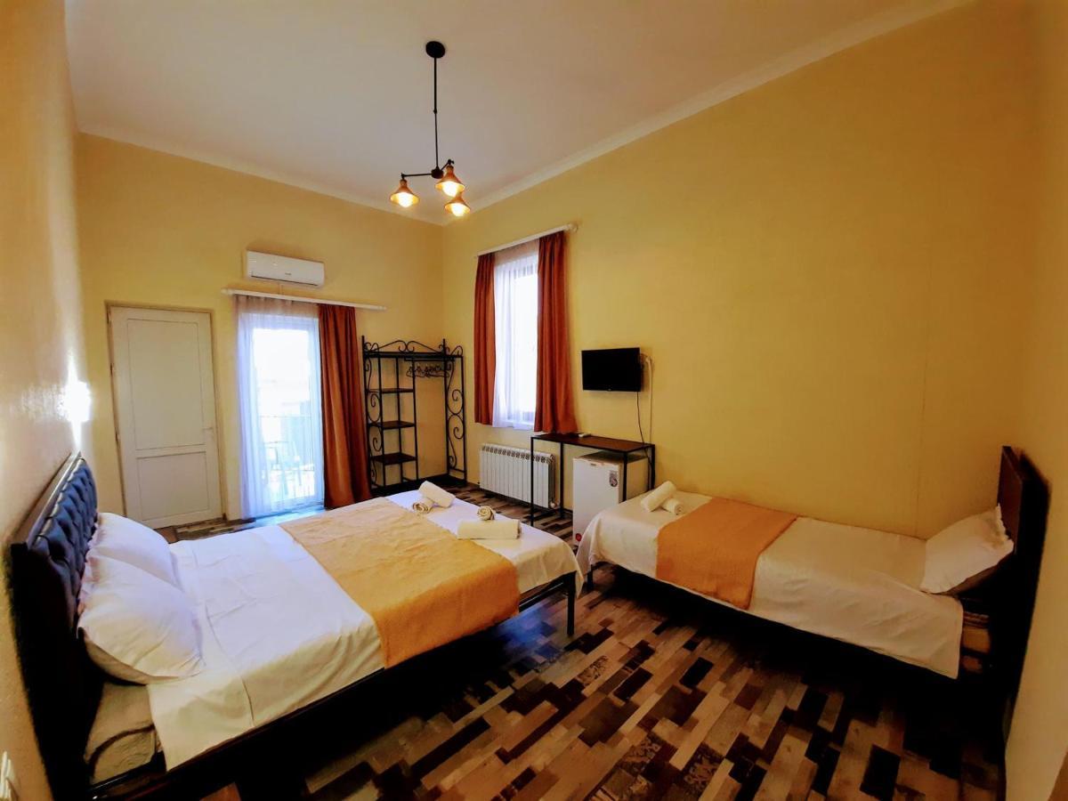 Green Flower Hotel Kutaisi Bagian luar foto