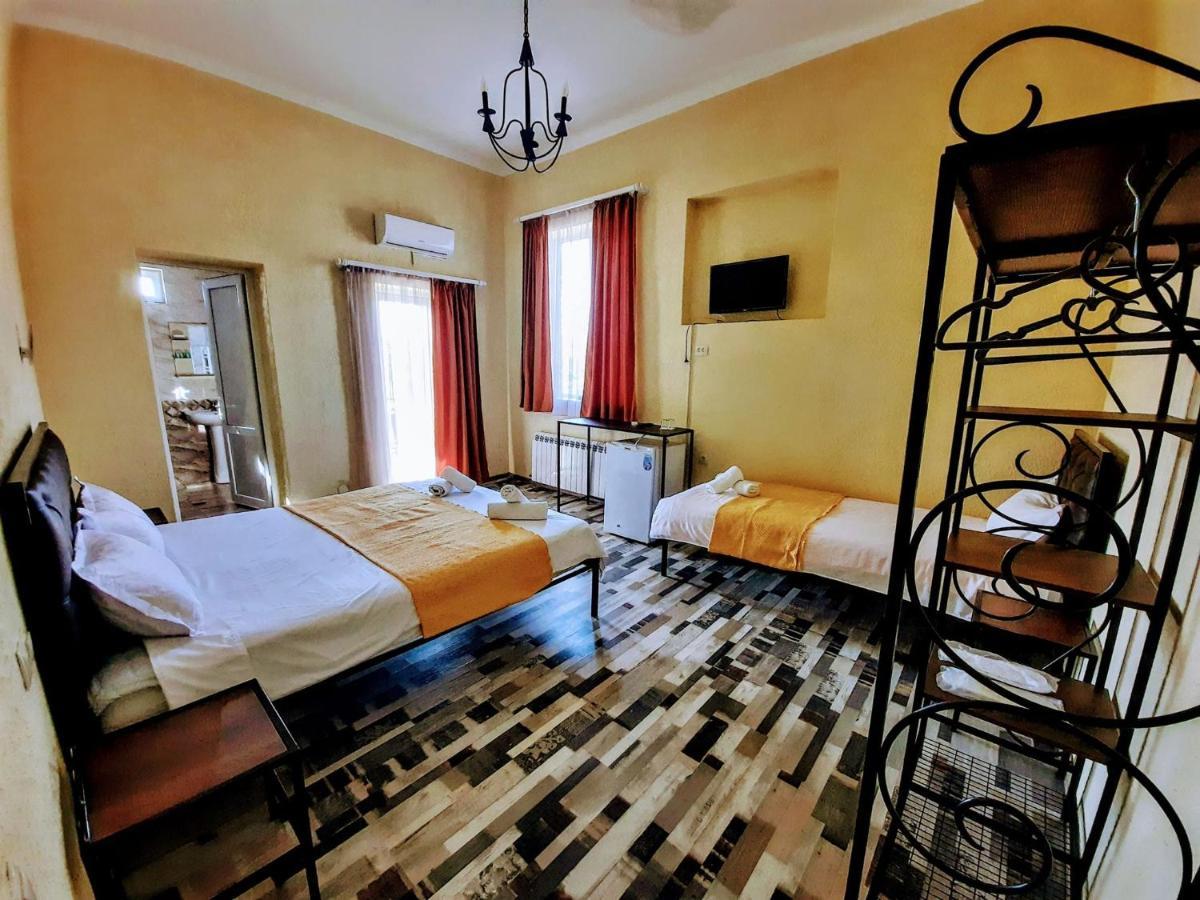 Green Flower Hotel Kutaisi Bagian luar foto